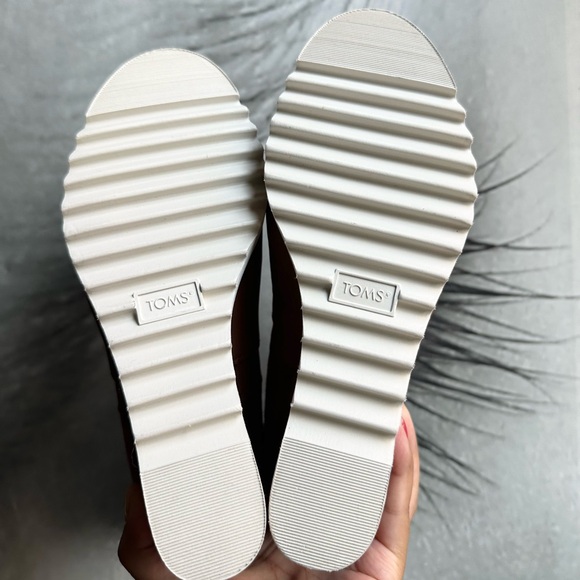 🌸TOMS🌸 Maddie Water-Resistant Wedge Lug Sole Booties Size: 7.5 - Picture 10 of 11